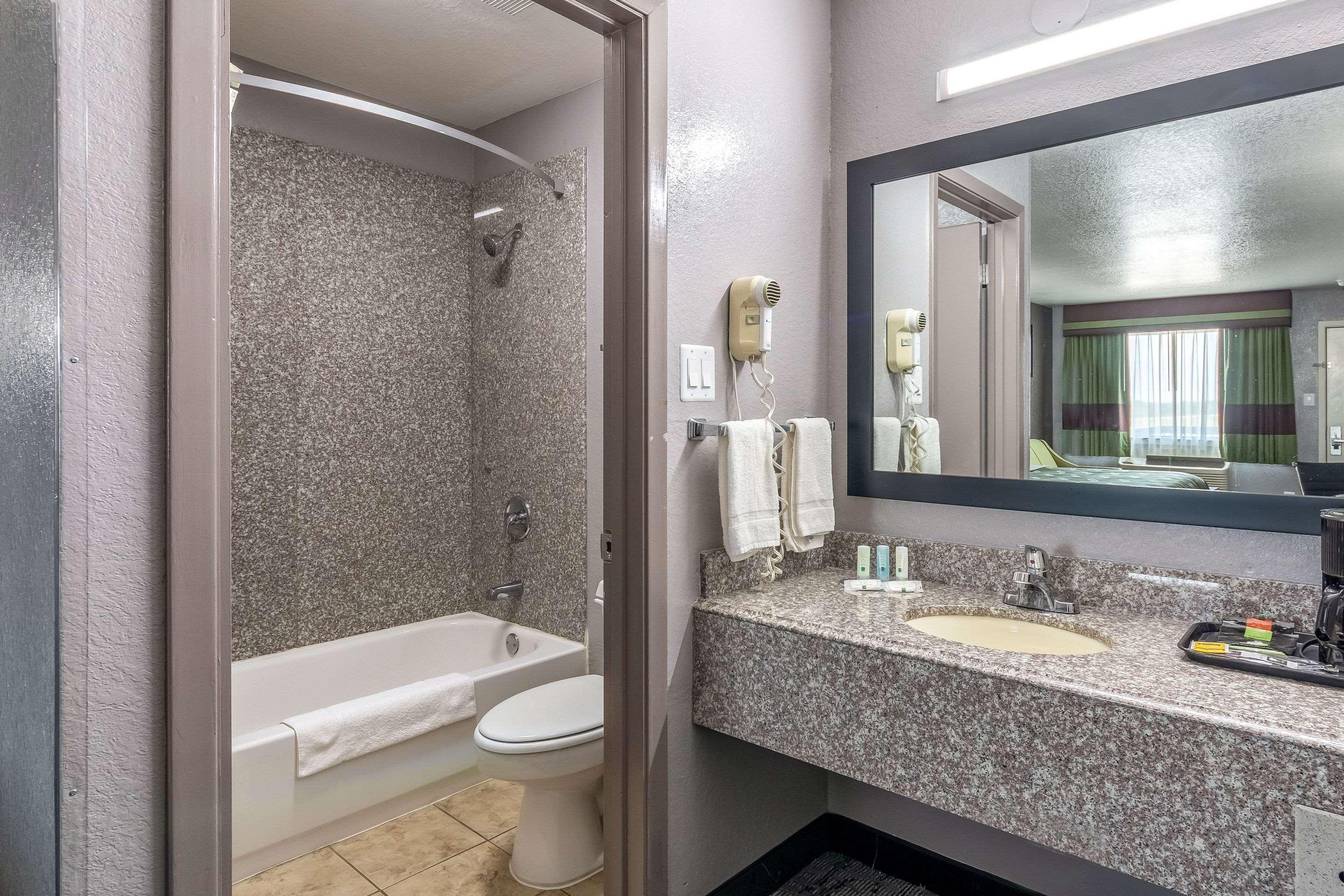 Quality Inn I-10 East Near Frost Bank Center San Antonio Dış mekan fotoğraf