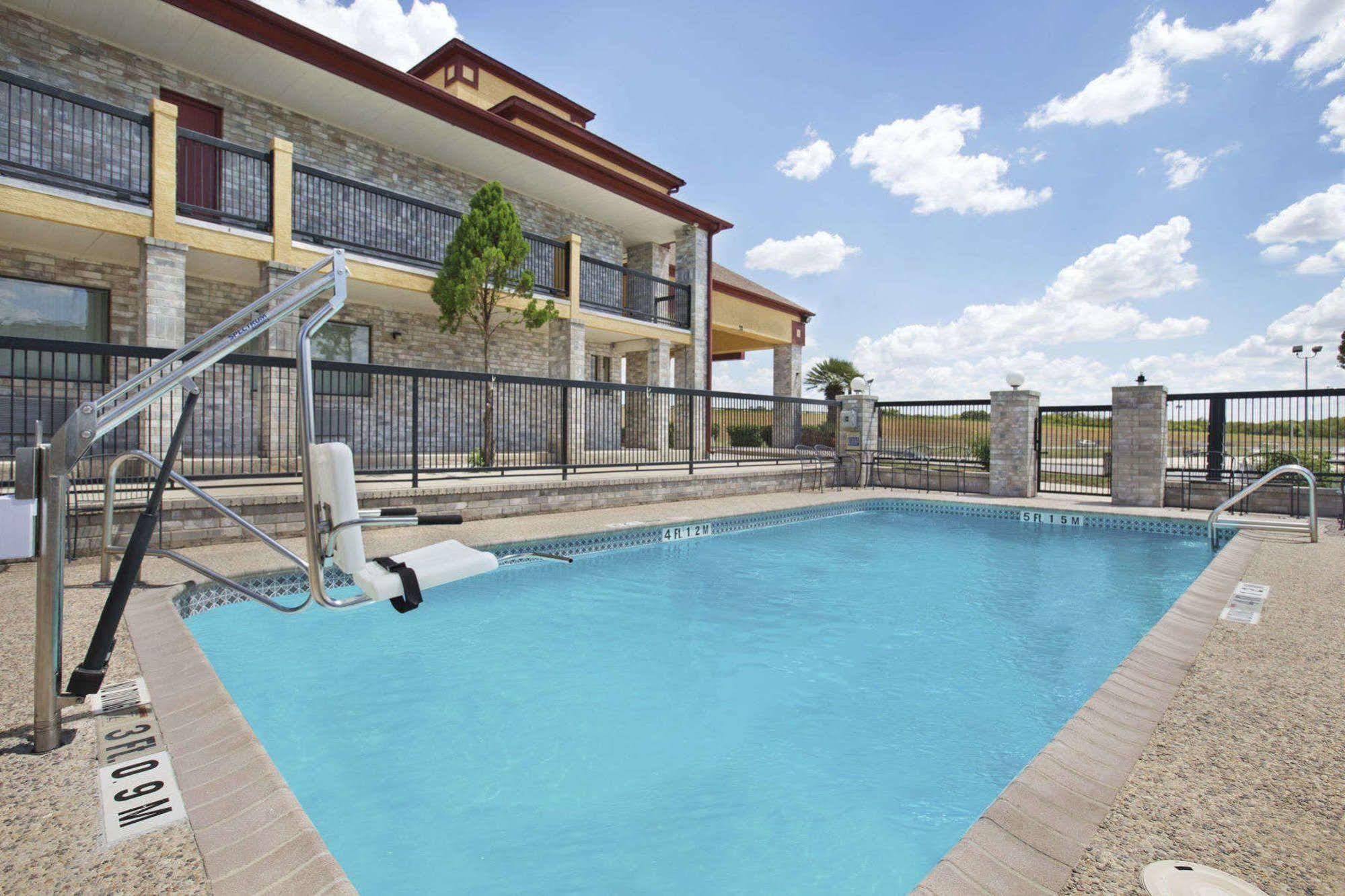 Quality Inn I-10 East Near Frost Bank Center San Antonio Dış mekan fotoğraf